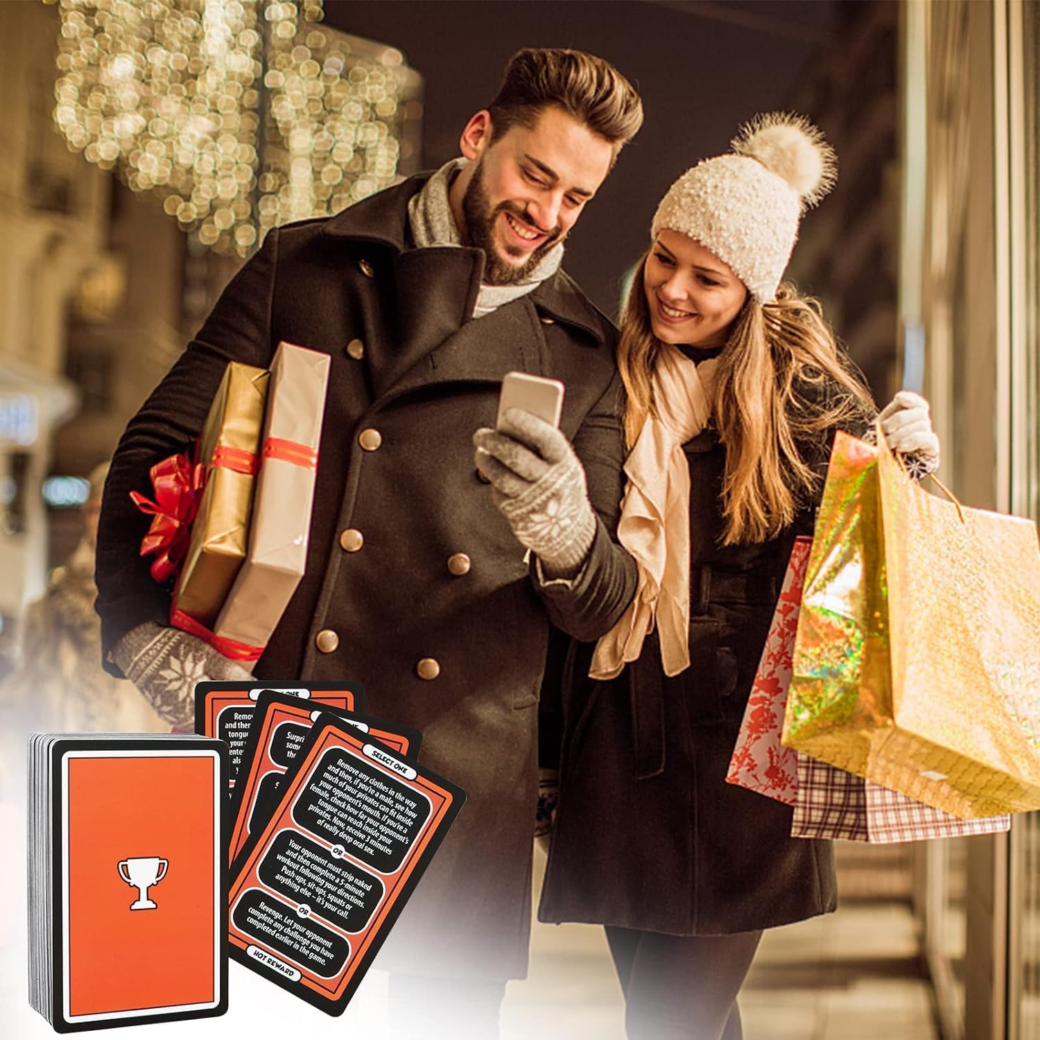 Couple souriant pendant une session shopping avec un jeu de cartes érotique, cadeau parfait pour raviver la passion et partager des moments complices